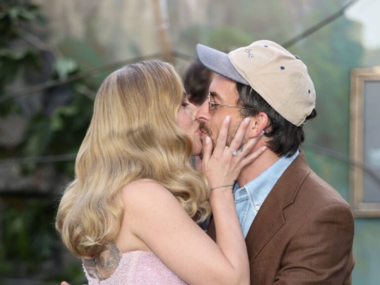 scarlett-johansson-and-jonathan-bailey-kiss
