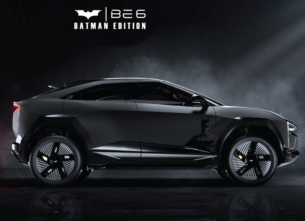 25_08_ESUVS_12377971_SM_BE_6_BATMBILE_IMAGES_ADAPTS_1920X960