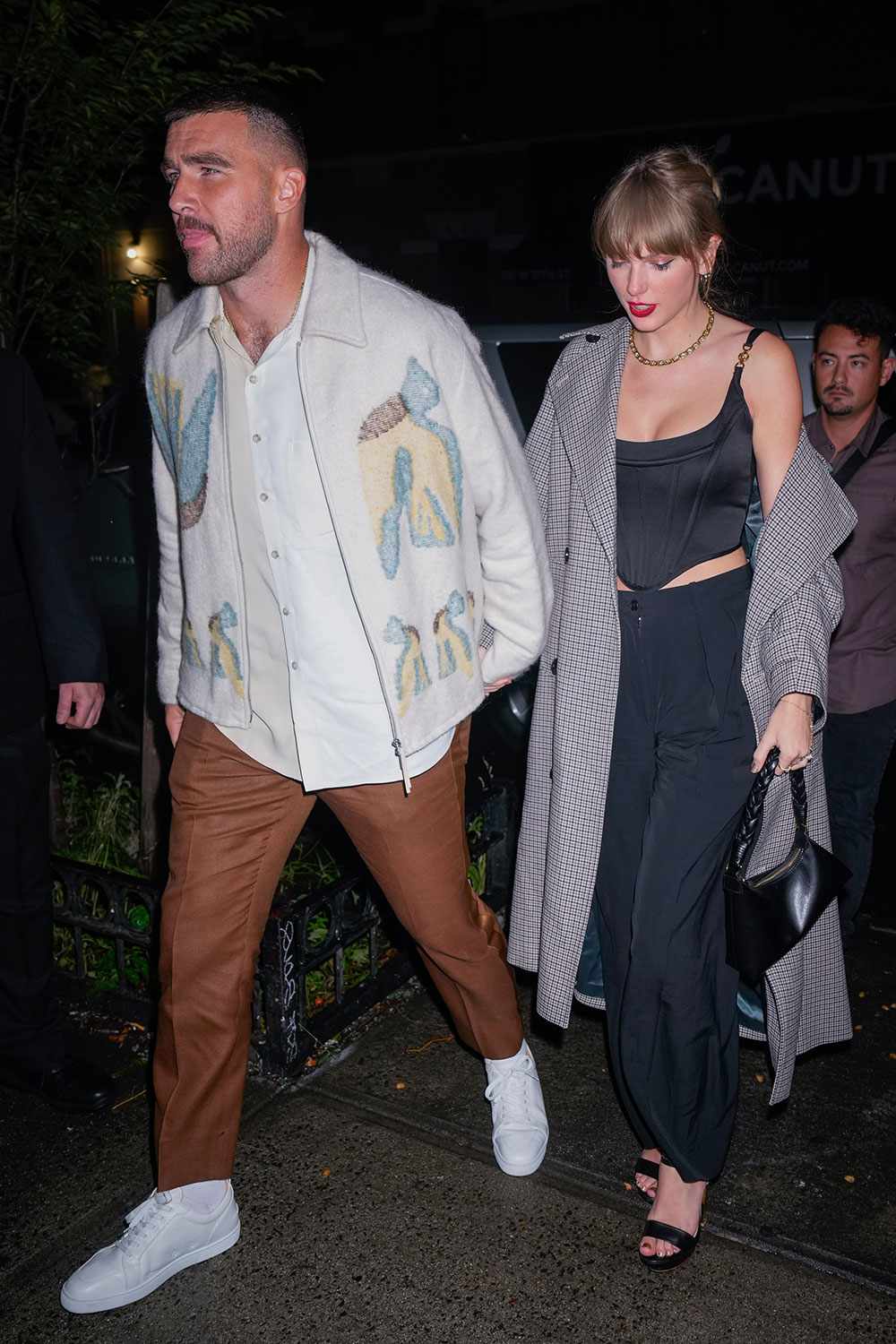 taylor-swift-black-trousers-embed-7bf311bb7e68468cb37a52ce246b7141